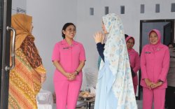 Kunjungi Posyandu Kemala Bhayangkari, Priska Adnan Serahkan Alat Antropometri