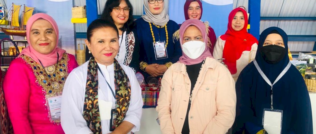 Dewan Kerajinan Nasional Daerah (Dekranasda) Provinsi Sulawesi Selatan turut memamerkan sejumlah produk UMKM binaannya pada kunjungan kerja Presiden Joko Widodo. Dewan Kerajinan Nasional Daerah (Dekranasda) Provinsi Sulawesi Selatan turut memamerkan sejumlah produk UMKM binaannya pada kunjungan kerja Presiden Joko Widodo.