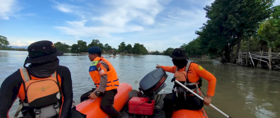 Batalyon C Pelopor Sat Brimob Polda Sulsel menerjunkan Tim SAR guna menjalankan misi pencarian orang tenggelam di perairan Sungai Walannae, Kelurahan Wataklipue, Kecamatan Tempe, Kabupaten Wajo.
