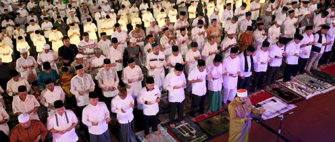 Ribuan masyarakat Kota Makassar tampak antusias mengikuti Gerakan Makassar Salat Subuh Berjamaah (GMSSB) yang dilaksanakan Pemkot Makassar, di Anjungan City Of Makassar, Kamis, 30 Maret 2023.