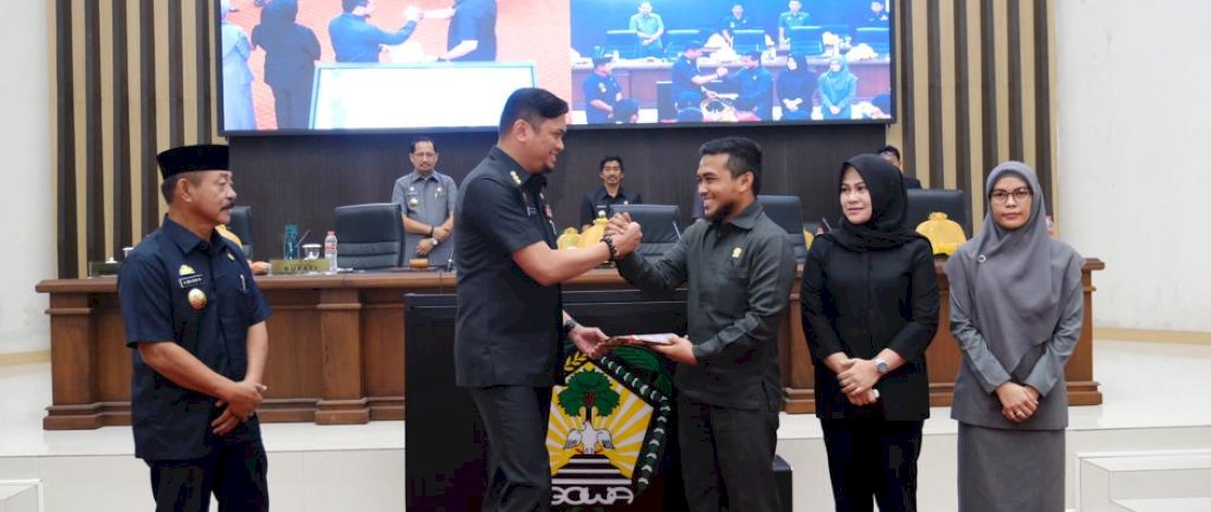 Covid-19 Melandai, Bupati Adnan Serahkan Ranperda Pencabutaan Perda Wajib Masker 