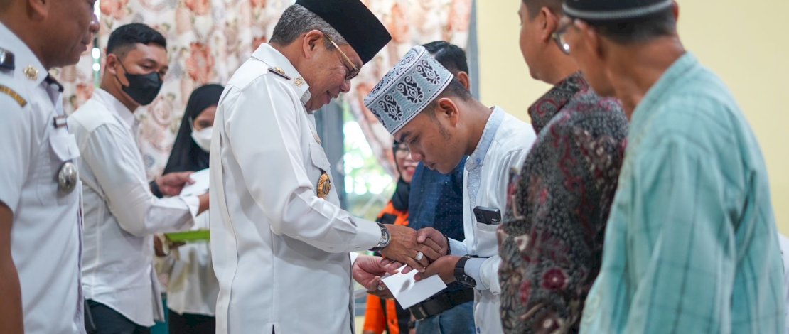 Penyerahan insentif bagi RT, RW, Imam Masjid, Imam Kelurahan, Pegawai Syara, Pegawai Kelurahan, Babinsa dan Bhabinkamtibmas untuk triwulan pertama tahun 2023.