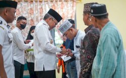 Taufan Pawe Serahkan Insentif Triwulan I Untuk Ketua RT Hingga Imam Masjid