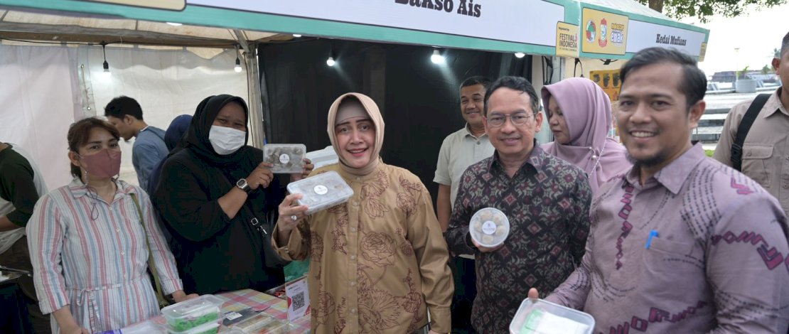 Ketua TP PKK Kota Makassar Indira Yusuf Ismail membuka secara resmi Gebyar UMKM Ramadan 2023 yang diselenggarakan Dinas Koperasi dan UKM Kota Makassar, di Anjungan Toraja-Mandar Pantai Losari, Kamis (30/03/2023 Ketua TP PKK Kota Makassar Indira Yusuf Ismail membuka secara resmi Gebyar UMKM Ramadan 2023 yang diselenggarakan Dinas Koperasi dan UKM Kota Makassar, di Anjungan Toraja-Mandar Pantai Losari, Kamis (30/03/2023