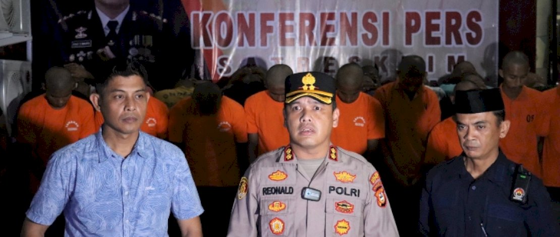 Polisi menahan 29 orang kawanan geng motor yang melakukan pembusuran hingga menewaskan seorang warga di Kabupaten Gowa. Polisi menahan 29 orang kawanan geng motor yang melakukan pembusuran hingga menewaskan seorang warga di Kabupaten Gowa.