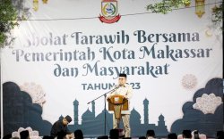 Jaga Tradisi, Danny Pomanto Tarawih Bersama Jajaran Pegawai Pemkot Makassar