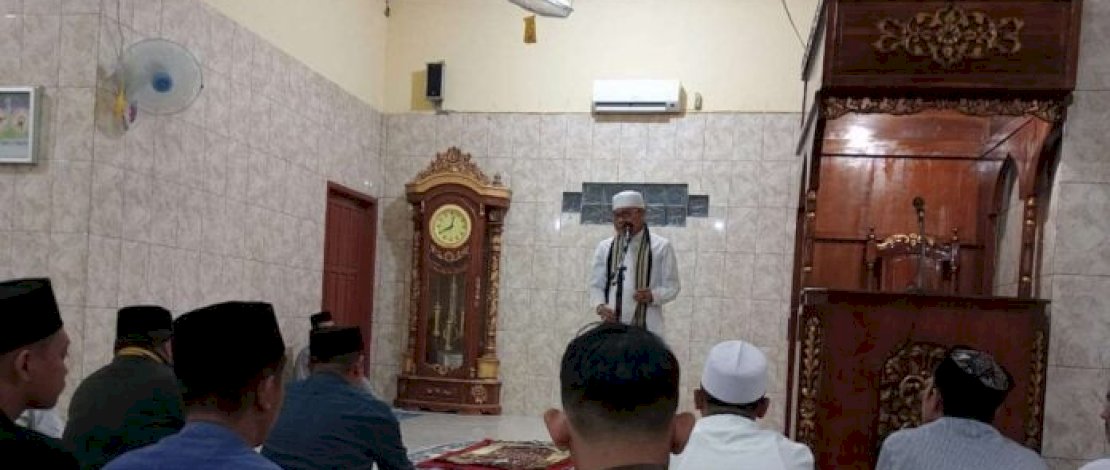 Taufan Pawe Safari Ramadan di Masjid Jami Nurul Iman Lemoe, pada Kamis malam, 30 Maret 2023