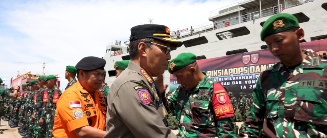 Wali Kota Makassar Moh Ramdhan "Danny" Pomanto mendampingi Panglima TNI Laksamana Yudo Margono melepas keberangkatan Satgas Pamtas RI-PNG Kewilayahan Provinsi Papua dan Papua Barat Yonif 721/Makassau dan Yonif 623/Bhakti Wira Utama di Makassar, Jumat, 31 Maret 2023.