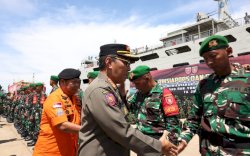Danny Pomanto Dampingi Panglima TNI Laksamana Yudo Margono Lepas Satgas Pamtas Papua di Makassar