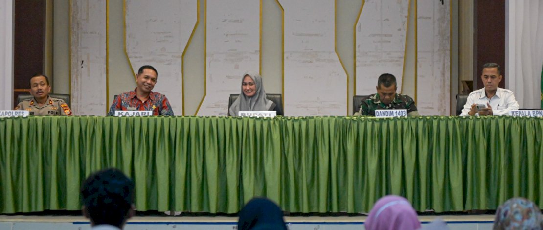 Penyerahan secara simbolis hunian tetap penyintas banjir bandang, di Aula Laga Ligo Kantor Bupati, Jumat, 31 Maret 2023