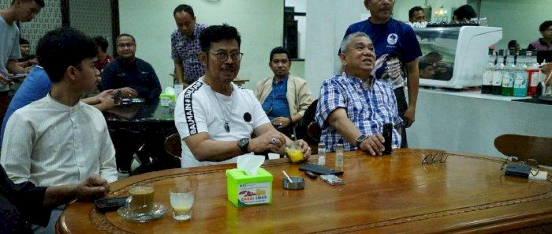 Mentan SYL nonton bareng laga PSM vs Madura United bersama rekannya di salah satu kafe di Makassar yang berlokasi di Jl Tupai, Kecamatan Mamajang, Jumat, 31 Maret 2023.