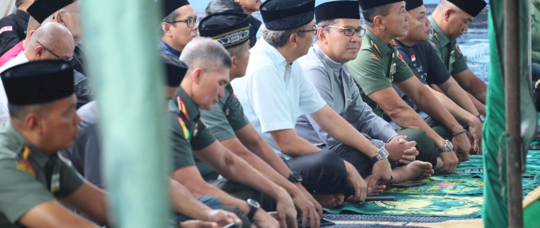 Gebyar Ramadan, Danny Pomanto Dampingi Pangdam XIV Hasanuddin Bagi-Bagi Sembako ke Anak Yatim Piatu