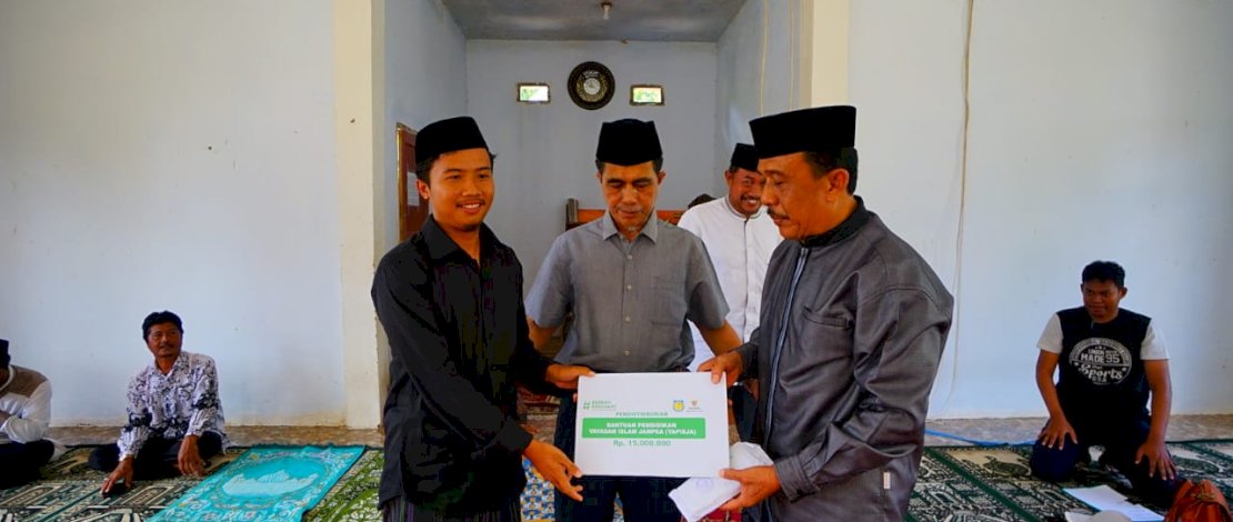 Wakil Bupati Kepulauan Selayar, Saiful Arif, menyerahkan bantuan dari Baznas Kepulauan Selayar kepada Pondok Pesantren Darul Ulum Pao Etang, di Mesjid Darul Ulum Pao Etang.