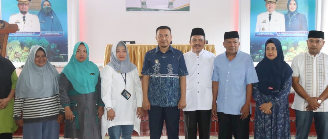 Penyerahan secara simbolis bantuan beras oleh Bupati Basli Ali kepada perwakilan Keluarga Penerima Manfaat (KPM) di Pendopo Dekranasda Selayar, Sabtu, 1 April 2023.