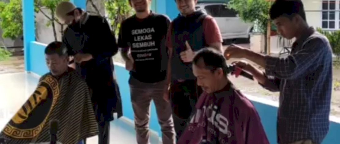 ISYEF Sulawesi Selatan menggelar Pangkas Rambut Menuju Hari Kemenangan, di Pelataran Masjid Al Ashiry, Minggu, 2 April 2023. ISYEF Sulawesi Selatan menggelar Pangkas Rambut Menuju Hari Kemenangan, di Pelataran Masjid Al Ashiry, Minggu, 2 April 2023.