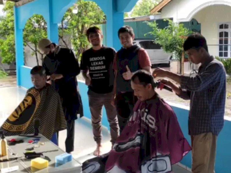 Warga Antusias Ikuti Pangkas Rambut Gratis ISYEF Sulsel