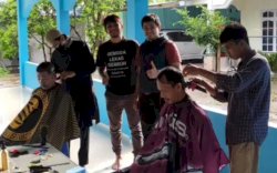 Warga Antusias Ikuti Pangkas Rambut Gratis ISYEF Sulsel
