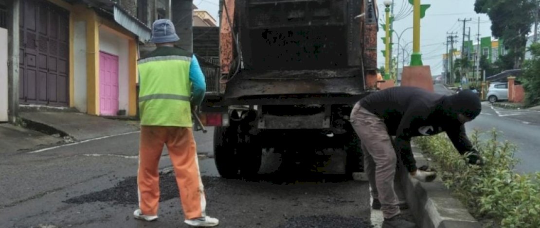 Tim pemeliharaan jalan Dinas PUPR Kota Parepare menambal sejumlah lubang jalan, terutama yang diameternya lumayan besar. Tim pemeliharaan jalan Dinas PUPR Kota Parepare menambal sejumlah lubang jalan, terutama yang diameternya lumayan besar.