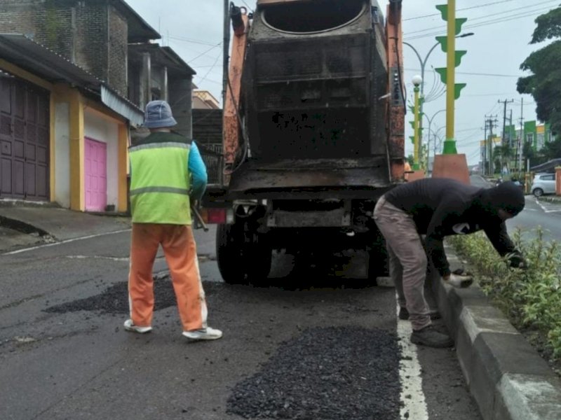 Respon Aduan Warga, Pemkot Parepare Tambal Jalan Berlubang