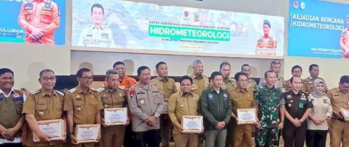 Kepala Badan Nasional Penanggulangan Bencana (BNPB), Letnan Jenderal TNI Suharyanto, menyerahkan secara langsung bantuan penanganan bencana Hidrometeorologi, di Kantor Gubernur Sulawesi Selatan, Senin, 9 Januari 2023.