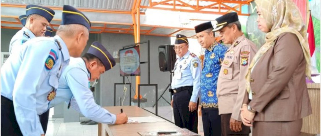 Penandatanganan Pakta Integritas pencanangan Wilayah Bebas dari Korupsi (WBK) dan Wilayah Birokrasi Bersih dan Melayani (WBBM) Lapas Kelas IIA Parepare.