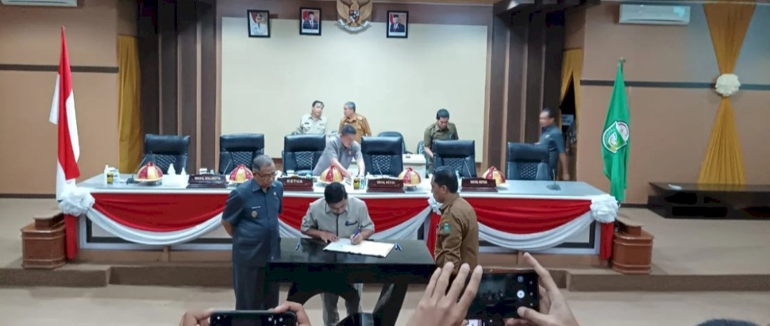 Rapat Paripurna Persetujuan Penetapan dan Penandatangan Nota Kesepahaman antara Pemerintah Kota Parepare&nbsp;dengan DPRD Parepare,&nbsp;tentang Kebijakan Umum Pagu Indikatif Wilayah Parepare Tahun Anggaran 2024, di Ruang Rapat Paripurna DPRD, Selasa, 31 Januari 2023.