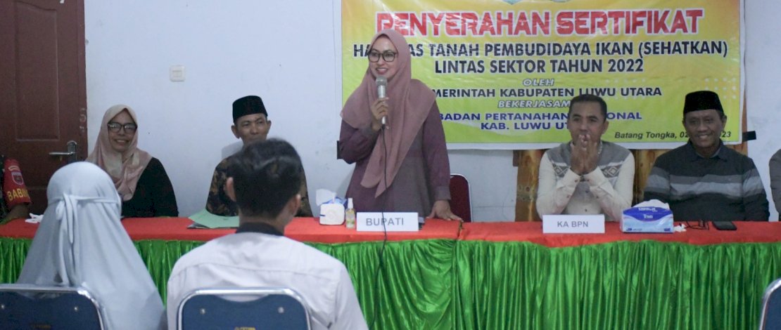 Bupati Lutra Indah Putri Indriani Serahkan 65 Sertipikat untuk Pembudidaya Ikan di Lutra