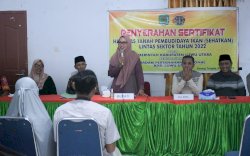 Bupati Lutra Indah Putri Indriani Serahkan 65 Sertipikat untuk Pembudidaya Ikan di Lutra