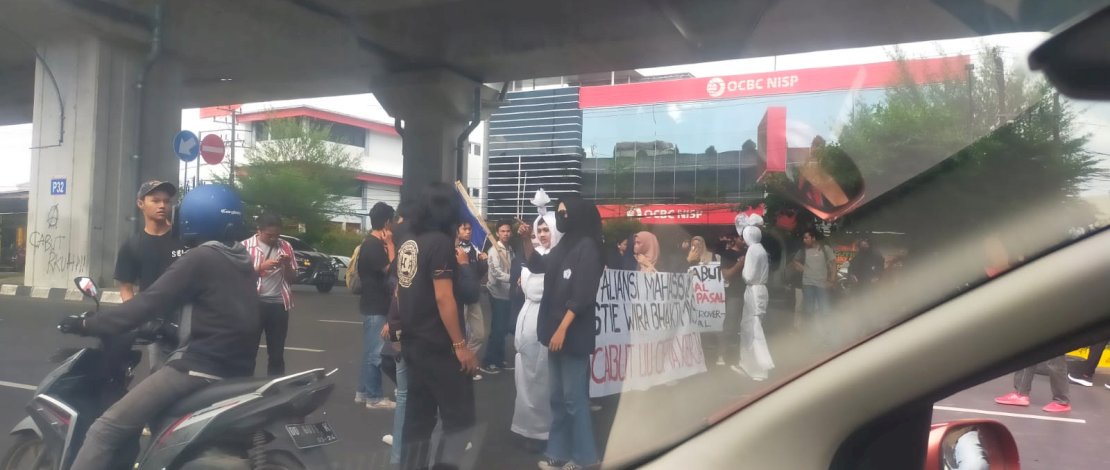 Ada Pocong Ikut Turun Aksi Menolak UU Cipta Kerja di Makassar, Lalu Lintas Jadi Macet Ada Pocong Ikut Turun Aksi Menolak UU Cipta Kerja di Makassar, Lalu Lintas Jadi Macet