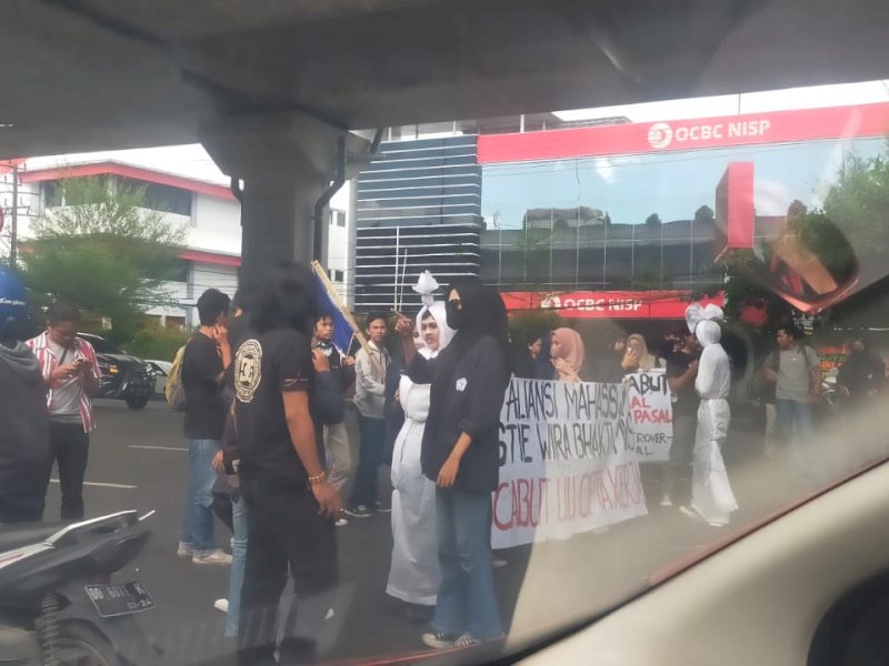 Ada Pocong Ikut Turun Aksi Menolak UU Cipta Kerja di Makassar, Lalu Lintas Jadi Macet 