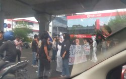 Ada Pocong Ikut Turun Aksi Menolak UU Cipta Kerja di Makassar, Lalu Lintas Jadi Macet 