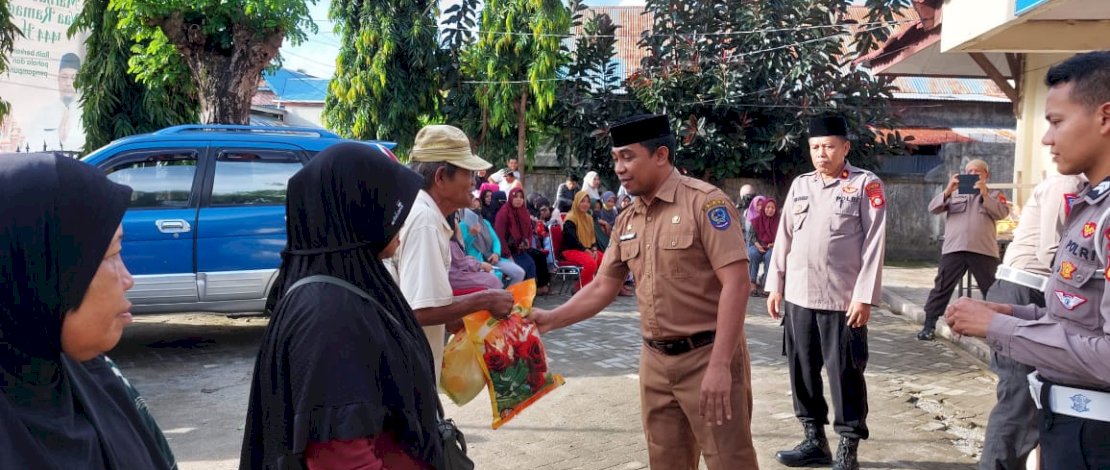 Kepala Samsat Selayar, Nur Kamal, membagikan paket sembako kepada warga.