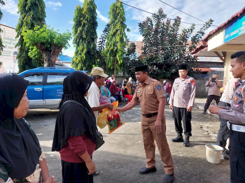 Samsat Selayar Bagikan Ratusan Paket Sembako Pada Warga