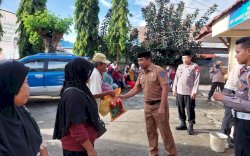 Samsat Selayar Bagikan Ratusan Paket Sembako Pada Warga