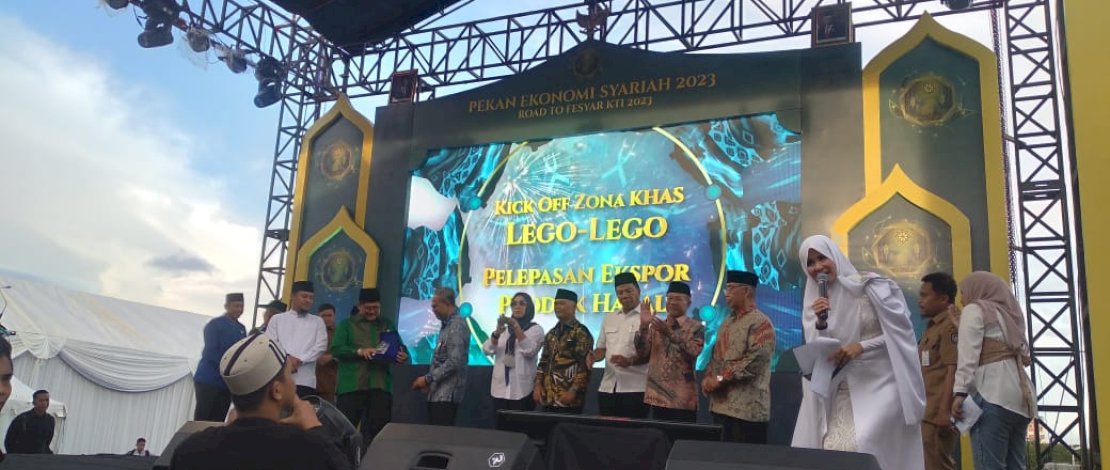Gubernur Sulsel, Andi Sudirman Sulaiman, membuka Pekan Ekonomi Syariah 2023 Road to Festival Ekonomi Syariah Kawasan Timur Indonesia 2023, di Lego-lego, Center Point of Indonesia, Senin, 3 April 2023.