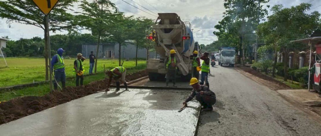 rekonstruksi Jalan Ruas Burung-burung- Bili-bili, Kabupaten Gowa. Proses pengerjaan sudah masuk tahapan rabat beton.