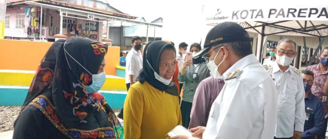 Wali Kota Parepare, Dr HM Taufan Pawe secara simbolis menyerahkan kunci kios kuliner Cempae, belum lama ini.