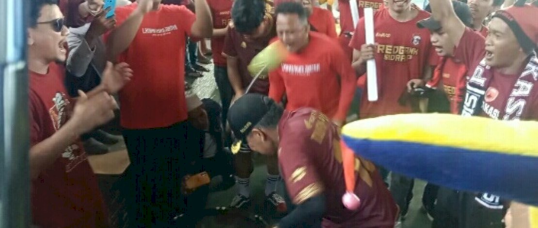 Wali Kota Parepare, Dr HM Taufan Pawe, menggelar nonton bareng dengan ratusan supporter PSM Makassar, di Lapangan Indoor Tenis Rujab Wali Kota Parepare, Sabtu, 14 Januari 2023.&nbsp;