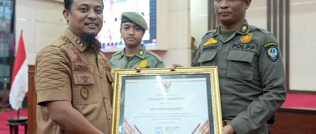 Gubernur Sulsel, Andi Sudirman Sulaiman, menyerahkan penghargaan kepada tiga personil Satuan Polisi Pamong Praja (Satpol PP) dalam apel pagi, di Ruang Pola Kantor Gubernur, Jalan Urip Sumoharjo, Senin, 3 Maret 2023 lalu.
