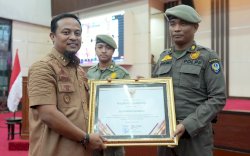 Amankan  Jukir Liar yang Bawa Senpi, Gubernur Andi Sudirman Beri Penghargaan Tiga Personil Satpol PP 