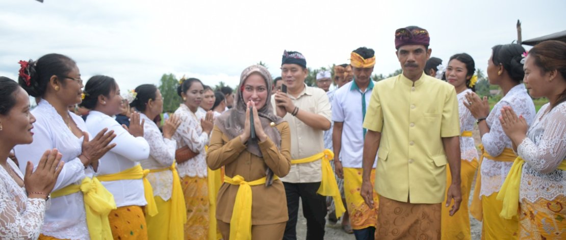 Bupati Luwu Utara, Indah Putri Indriani, meresmikan Pura Praja Pati Desa Cendana Putih II, Selasa, 4 April 2023. 