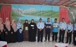 Erna Rasyid Taufan Serahkan Bantuan Perlengkapan Salat untuk Warga Binaan Lapas Parepare