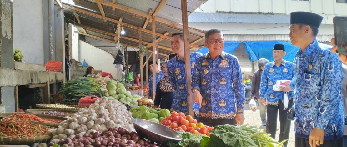 Wali Kota Parepare, Taufan Pawe, melakukan pemantauan harga bahan pokok di Pasar Lakessi, Jumat, 17 Februari 2023.