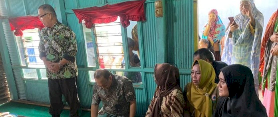 Wakil Wali Parepare Pangerang Rahim mewakili Wali Kota Taufan Pawe memimpin jajaran Pemerintah Kota Parepare melayat di rumah duka korban bencana tanah longsor yang meninggal dunia, Jumat, 3 Februari 2023. Wakil Wali Parepare Pangerang Rahim mewakili Wali Kota Taufan Pawe memimpin jajaran Pemerintah Kota Parepare melayat di rumah duka korban bencana tanah longsor yang meninggal dunia, Jumat, 3 Februari 2023.