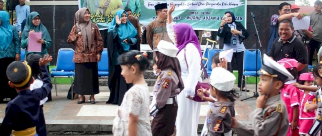 Pembina Majelis Anak Sholeh (MAS) Parepare, Erna Rasyid Taufan,&nbsp;melepas kegiatan pawai Taa'ruf di Lapangan Andi Makkasau, Kota Parepare, Jumat, 24 Februari 2023.