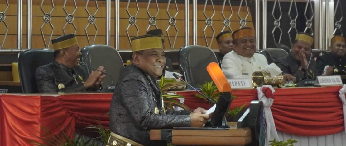 Bupati Bone Dr H.A. Fahsar M Padjalangi, M. S.i.memaparkan sederet capaian Pemerintah Kabupaten Bone periode 2018-2023.di Ruang Rapat paripurna DPRD Bone, Jl Kompleks Stadion Lapatau, Kecamatan Tanete Riattang Barat, Kamis (6/4/2023).