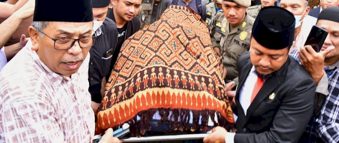 Andi Sudirman menjadi pembina Upacara pelepasan Jenazah Almarhum Syukur Bijak di RSUP Wahidin Sudirohusodo, Kamis 6 April 2023. Andi Sudirman menjadi pembina Upacara pelepasan Jenazah Almarhum Syukur Bijak di RSUP Wahidin Sudirohusodo, Kamis 6 April 2023.