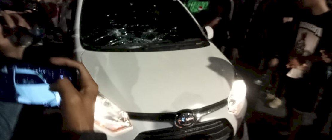 Sepulang Bukber, Massa Rusak Mobil Warga Usai Demo UU Cipta Kerja Berakhir Bentrok di Makassar 