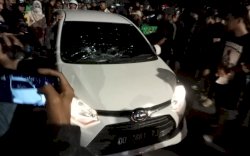 Sepulang Bukber, Massa Rusak Mobil Warga Usai Demo UU Cipta Kerja Berakhir Bentrok di Makassar 