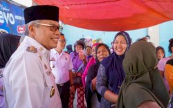 Taufan Pawe Borong Beras Lalu Dibagikan Kepada Warga Secara Gratis